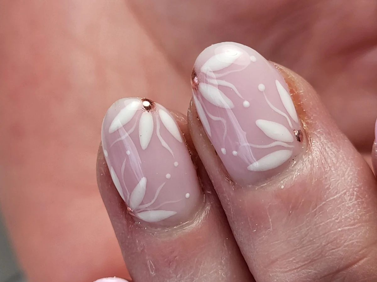 Feuillage de porcelaine, réalisation onglerie signée Beauty’s You