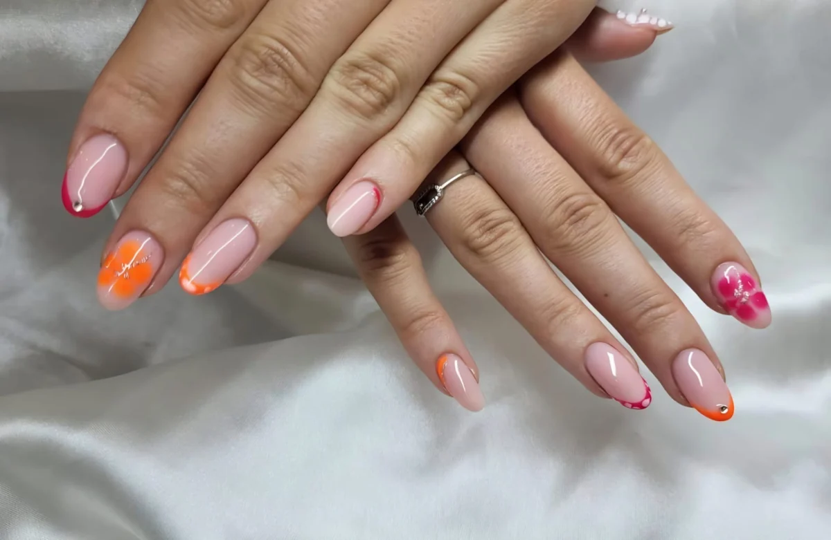 Manucure florale rose et orange réalisée chez Beauty’s You